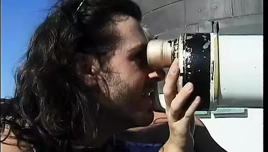 Uzun saçlı adam sıcak sarışınla takılıyor, sonra yalıyor ve onu sikiyor