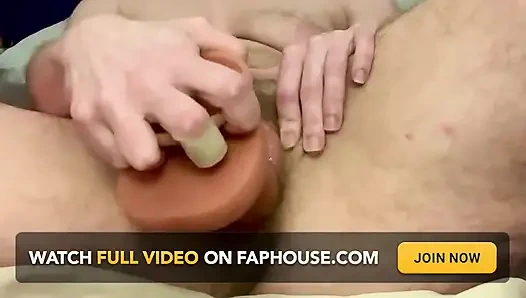 Cspot sessiz dildoyla inliyor ve sikiş diyor çünkü bu çok iyi hissettiriyor