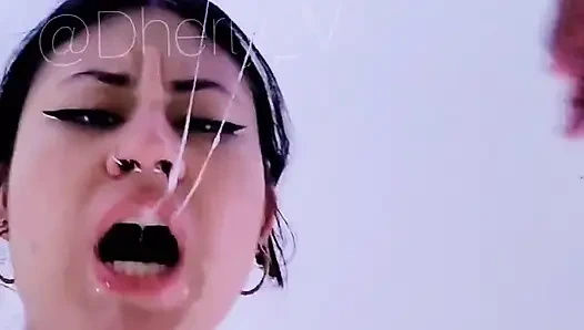 Gırtlağına kadar alma ve ıslak yüz sikişi