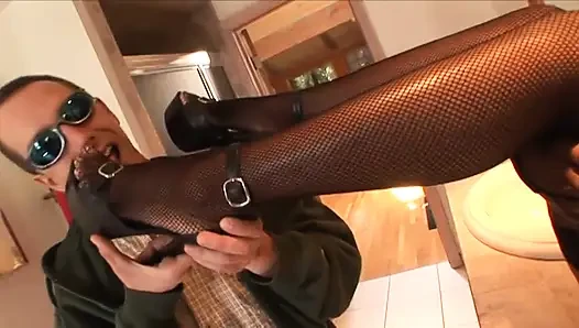 Siyah kız beyaz bir yarağı ağzına dolduruyor derin ve hızlı bir şekilde emiyor