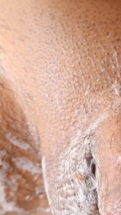 Kız arkadaşımın amcık kıllarını ilk kez görünce temizlemem için bana yalvardı | Klip 1