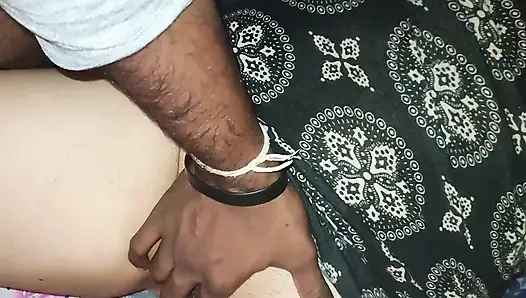 Şehvetli amına dokunuyor ve sikişiyor