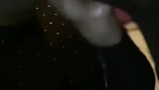 Üvey babam bizimle taşındı ve gece geç saatlerde biraz eğleniyoruz