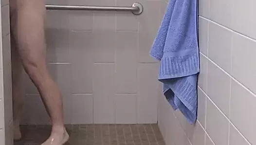 Halka açık duşta yakalandım.