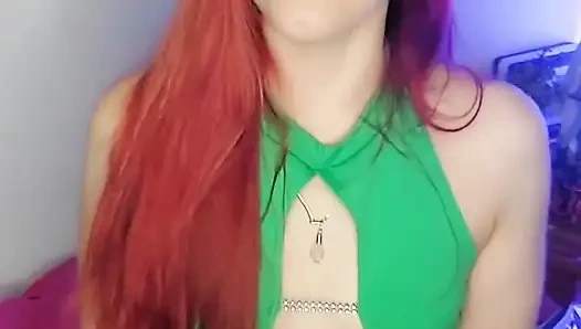 Arkadaşın tüm arkadaşlarına kısa yaraklı olduğunu söylüyor ve yüzüne gülüyor!