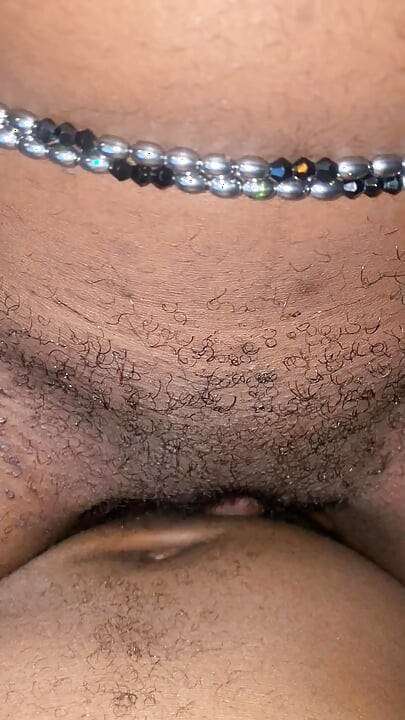 Seksi ateşli Afrikalı zenci browngurl234 büyük klitoris ve kremsi ıslak genç amcığı zıplayan yarak üzerinde sikiyor bakış açısı