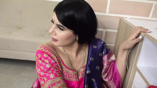 Büyük memeli Hintli MILF, Saree Choli'yi çıkarıyor ve Devar Ji ile sikişiyor