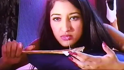 Klasik 90'ların Hintli yıldız kızı Nadia Nyce kalın dölü içine alıyor