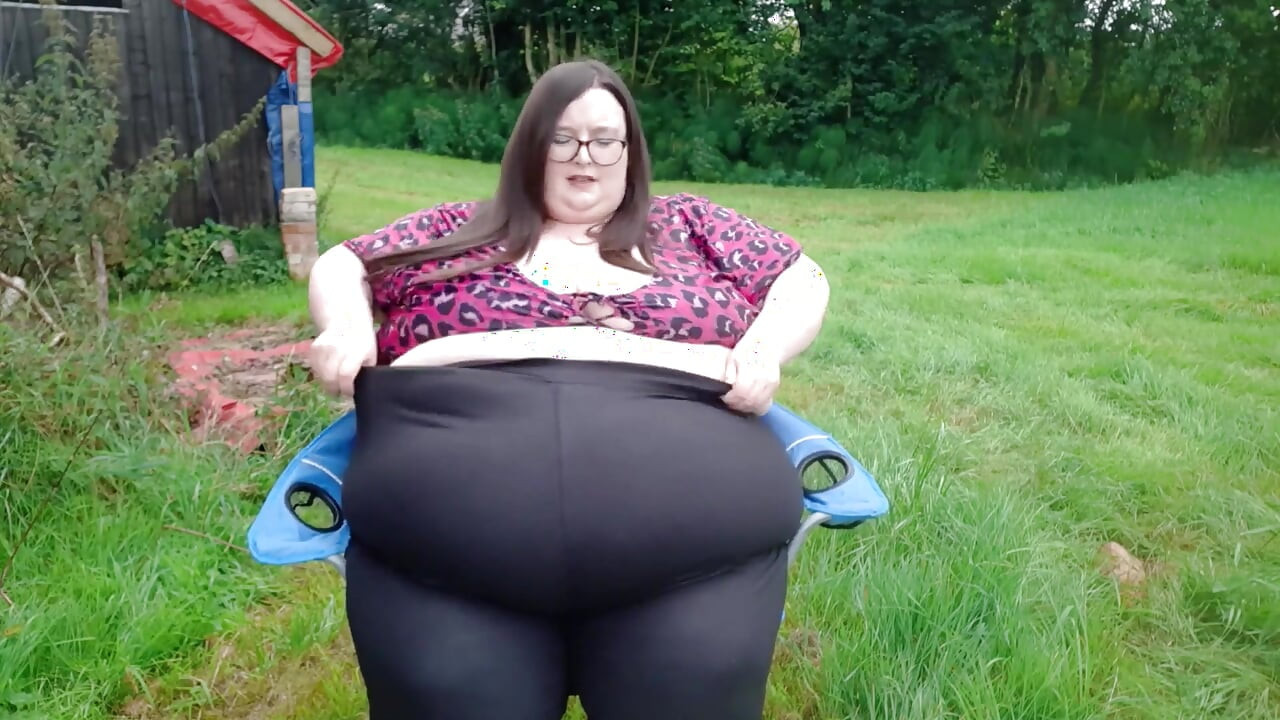 Ssbbw açık havada göbek oyunu ve yürüyüş