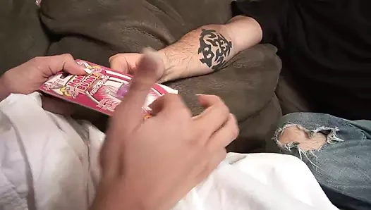 Yaramaz seksi kız erkeğine seksi bir hediye vermek için Noel Baba olarak giyiniyor