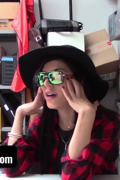 Shoplyfter - seksi baş belası Audrey Royal iki güvenlik görevlisinden büyük yüze boşalmalar alıyor