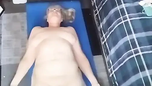 Ateşli orta yaşlı seksi iri güzel kadın sadece çıplak yoga yapıyor!