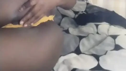 Afrikalı genç kız kendini tatmin ediyor