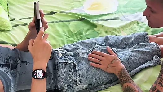 Telefonda Oynarken Bir Arkadaşına Derin Boğaz Verir.