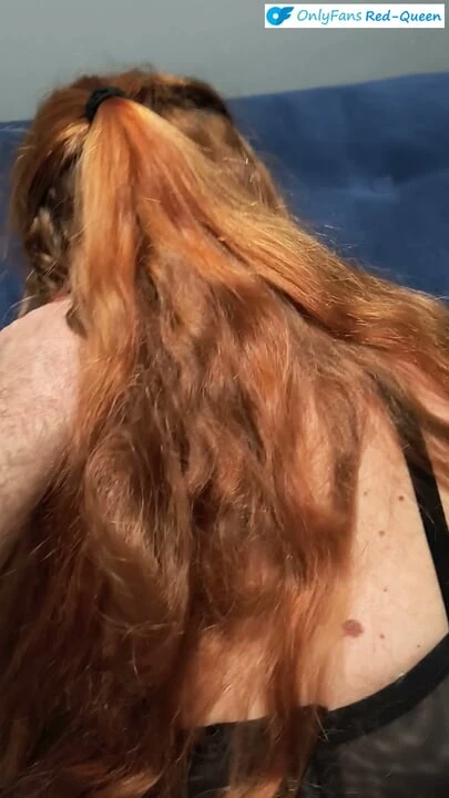 Bakış açısı kalın kızıl saçlı orta yaşlı seksi kadın götüne tıkaç takıyor