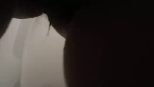 Jet de pipi bien dore dernieres gouttes pour les poils