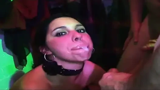 Olgun esmer sürtük vahşi partide zonklayan yarağı gırtlağına kadar alıyor