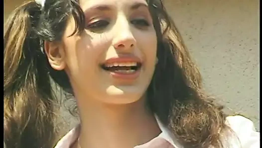 Bebek bakıcısı bronzlaşmış yaşlı adam tarafından sikiliyor ve yük yutuyor