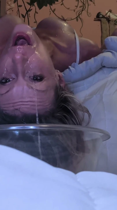 Büyük memeli orta yaşlı seksi kadın Vanessa gırtlağına kadar alıyor ve yüzünü siktiriyor.
