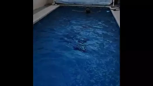 Seksi bbw milf içinde yüzme havuzu