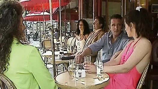 Klasik Alman kızlar anal grup seks için barda sikiliyor