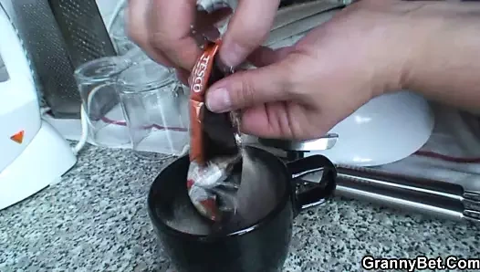 Büyük memeli bir nineyi arkadan sikiyor