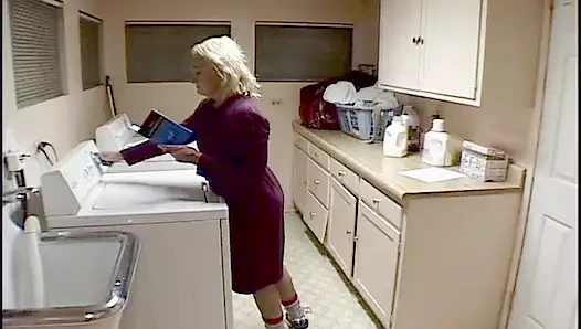 Büyükanne, üvey kızı ziyarete geldiğinde kendini parmaklıyor, katılmak istiyor ve büyük meme uçlarını öpüyor