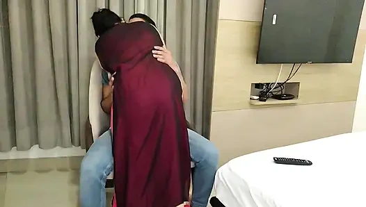 Hintli azgın yenge devarı tarafından yüzüne birden fazla boşalma istiyor