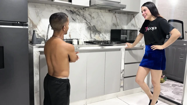 Yaramaz üvey kız kardeş büyük yarağını görene kadar küçük üvey erkek kardeşini azdırıyor, çok azgın oluyor ve onu sert sikiyor.