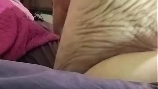 O şişman götü sallıyorum. Kahretsin, oğlan oyuncağı çok hızlı boşalıyor