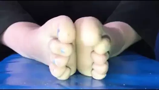 Chrysa seksi (38 beden) ayaklarını hareket ettiriyor