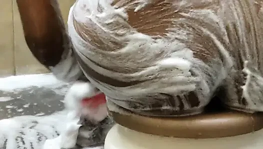 Amcıkla banyo yapıyor