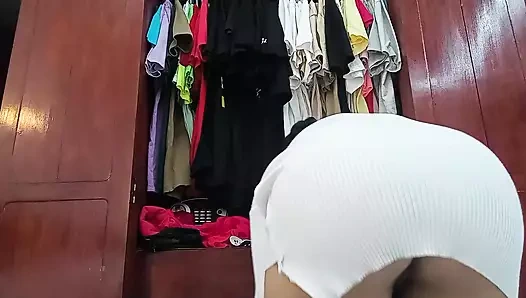 Çok şehvetli bir hizmetçiyle kıyafetlerini değiştiriyor