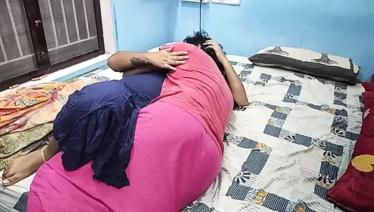 Mavi üst kaldırma ateşli romantizm, dudak loc, göğüsler emiyor ve basıyor, amcık yalama, oral seks, 69, sert amcık sikişi