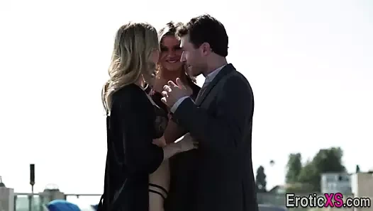 sarışın yalıyor iğne yapmak KEDİ