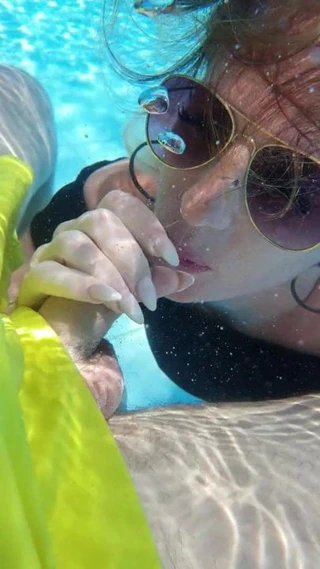 oral seks havuz altında su