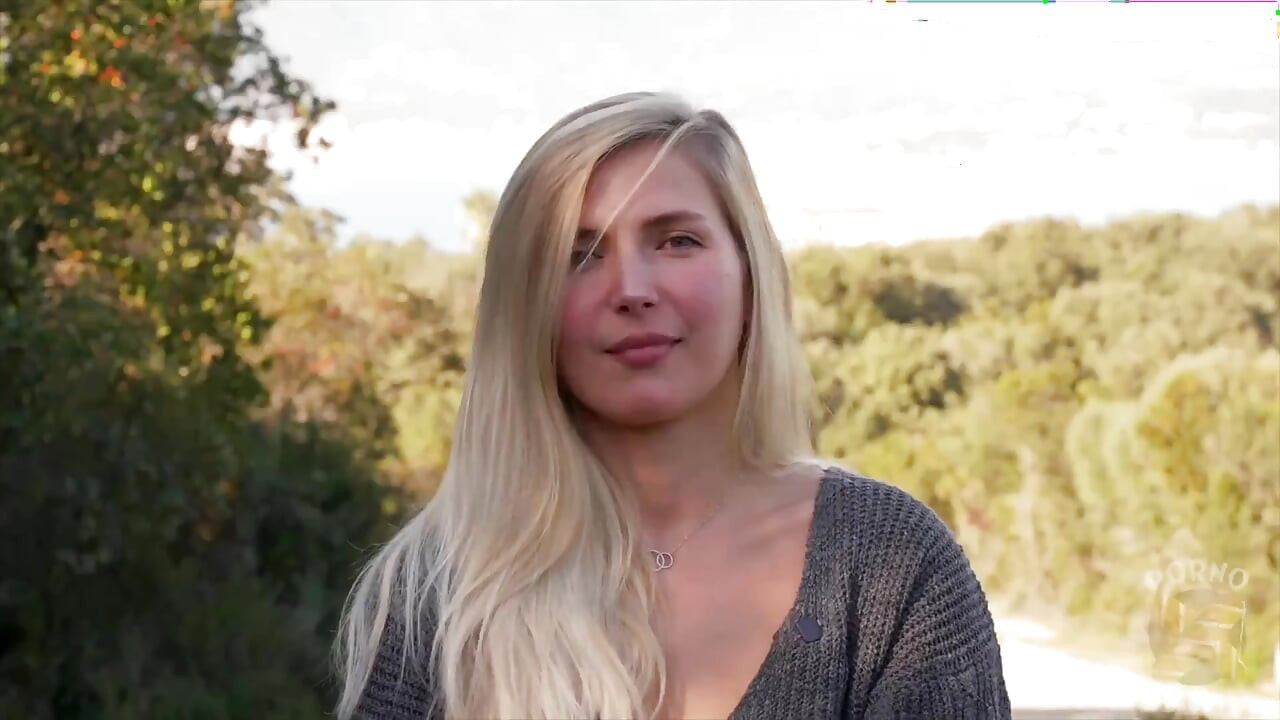 Güzel sarışın Chloé sert sikiliyor