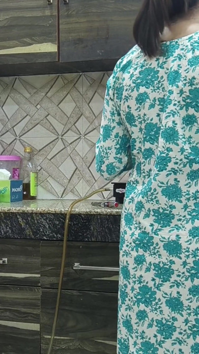 Güzel Hintli üvey anne amcık ve göt mutfaktayken üvey oğlu tarafından sert sikiliyor - Hintçe | Klip 1