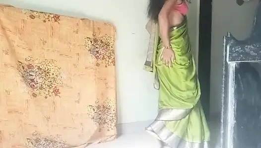 Azgın Hintli yenge kocasının arkadaşıyla sert seks yapıyor