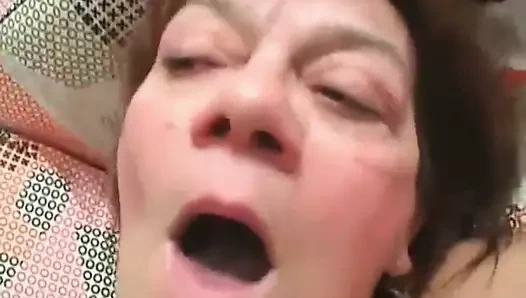 Kızıl saçlı nine lanet için çok yaşlı değil