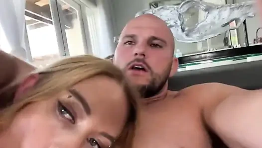 Bu sevimli sarışın Khloe Kapri bir ucube ve minyon olmasına rağmen alınmaya ve bunun içindeki tam nelson'a hazır