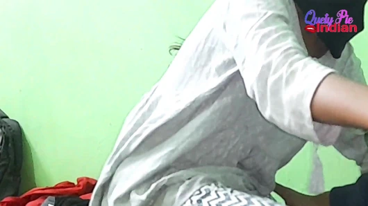 18 yaşındaki gerçek bakire Hintli kız ilk kez göğüslerini ve amını gösteriyor