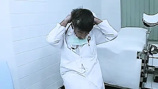 Doktor, seks pratiğinde hastayı sevişiyor