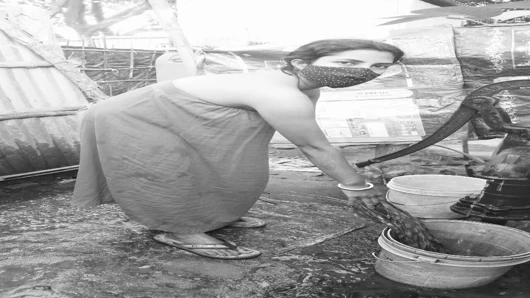 Kapı dışında desi teyze evinizde banyo yapıyor..