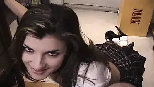 Amatör genç kız harika bakış açısıyla sakso çekiyor