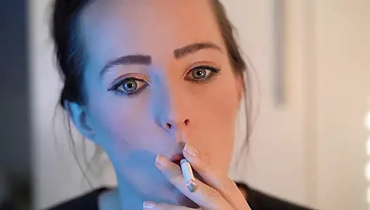 Minyon kızla şehvetli yakın çekim sigara içiyor
