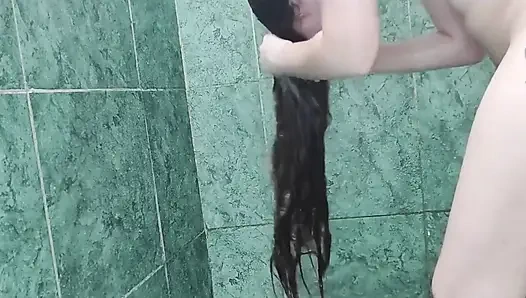 Saçımı yıkıyor, kurutuyor ve fırçalıyorum