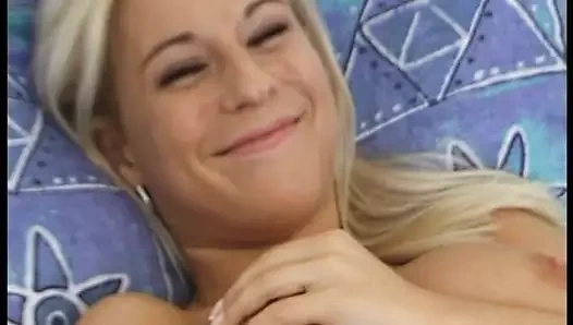 Notgeile Blonde schlampe masturbiert damit du fuer sie komms