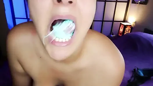 Bubblegum çiğnerken iç çamaşırlarını çıkarıyor - bunny looner