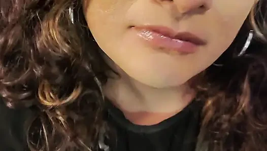 Seksi kadın latin vücudunu gösteriyor